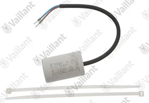 Vaillant Kondensator mit zwei Anschlussleitungen in Schwarz und Blau. Das Gehäuse ist zylindrisch und mit technischen Informationen bedruckt. Zwei Kabelbinder sind beigelegt.